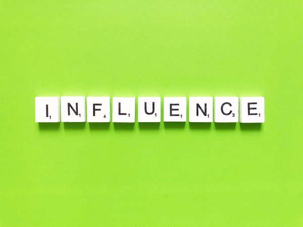 Comment utiliser le marketing d'influence pour promouvoir des produits de bien-être pour les personnes âgées ?