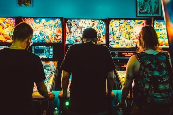 En quoi la conception d'environnements destructibles peut-elle transformer l'expérience de jeu dans les shooters tactiques ?